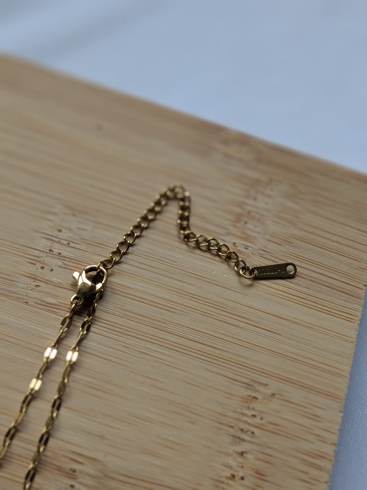 Collier fleur dorée chic en acier inoxydable