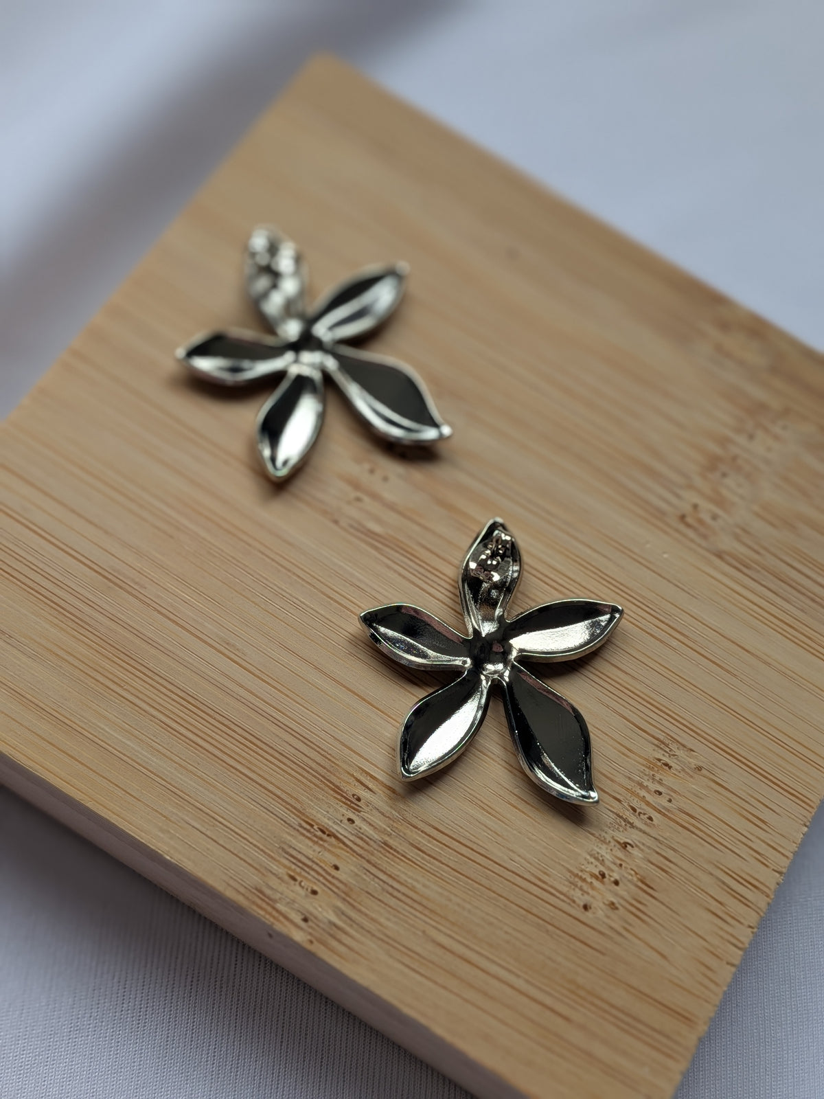 Boucle d'oreille fleur argentée - acier inoxydable