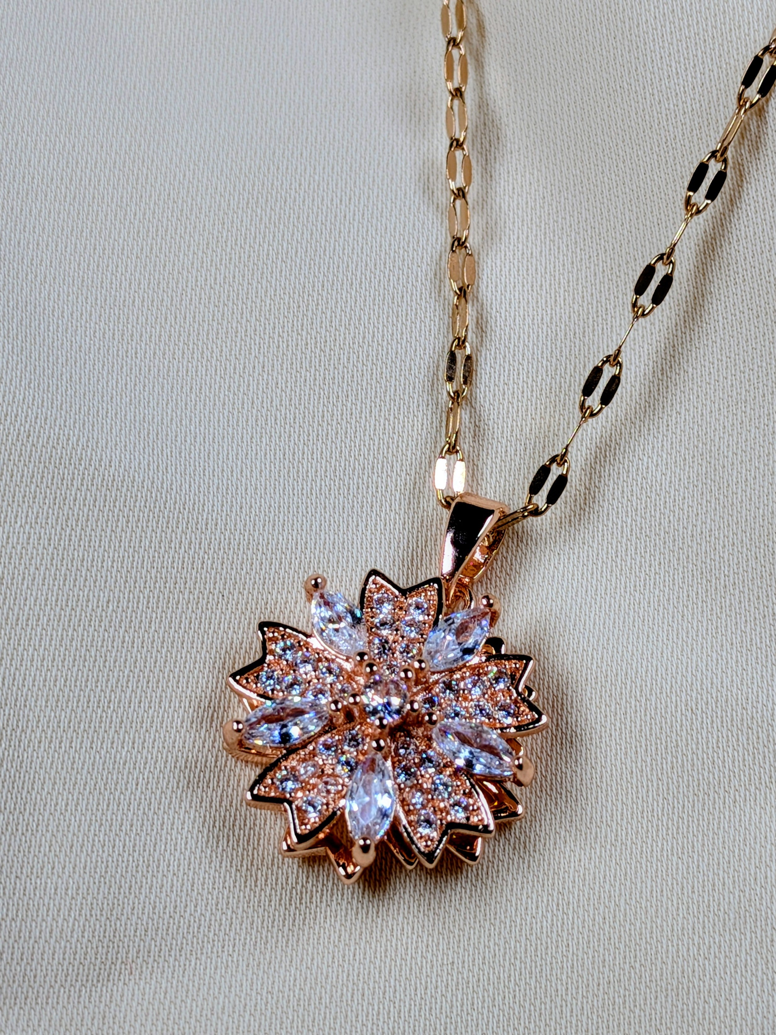 Collier Pendentif Fleur Tournante en Acier inoxydable