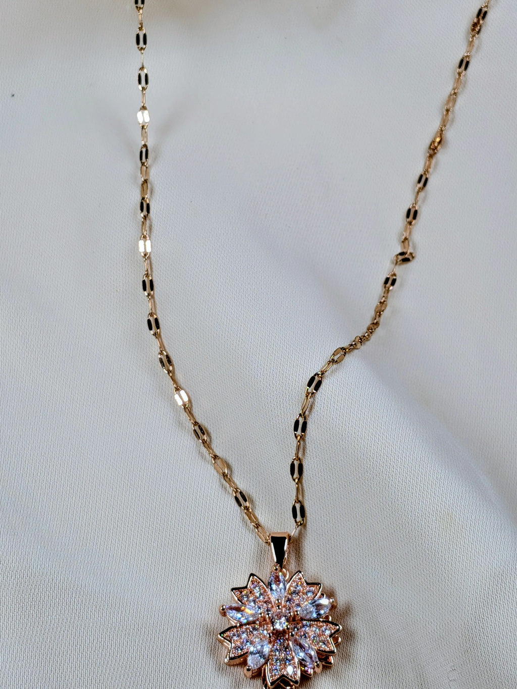 Collier Pendentif Fleur Tournante en Acier inoxydable