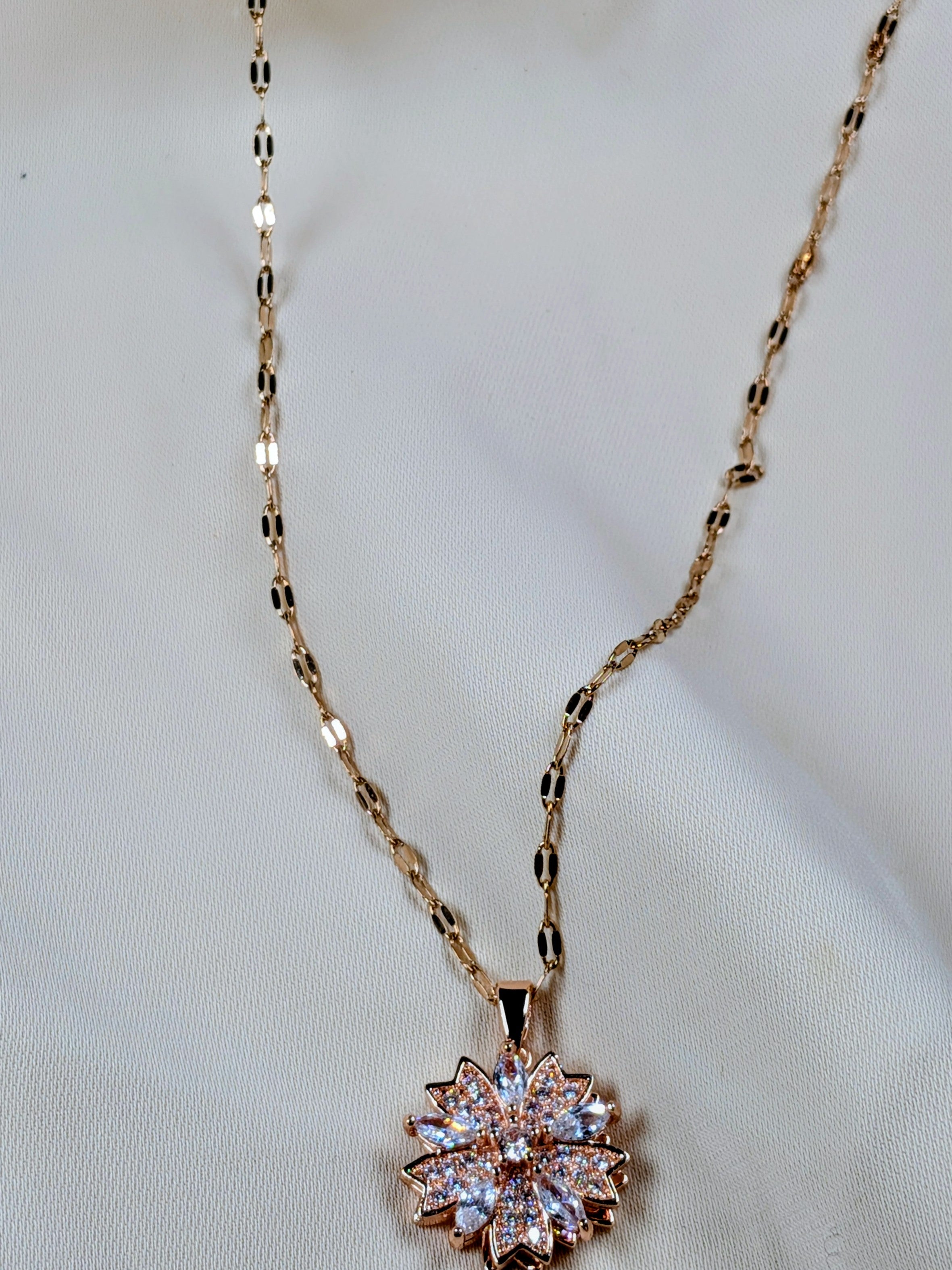 Collier Pendentif Fleur Tournante en Acier inoxydable