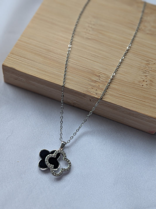 Collier Pendentif Trèfle à Double Face – Élégance