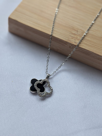 Collier Pendentif Trèfle à Double Face – Élégance