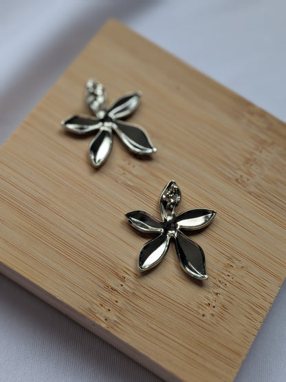 Boucle d'oreille fleur argentée - acier inoxydable