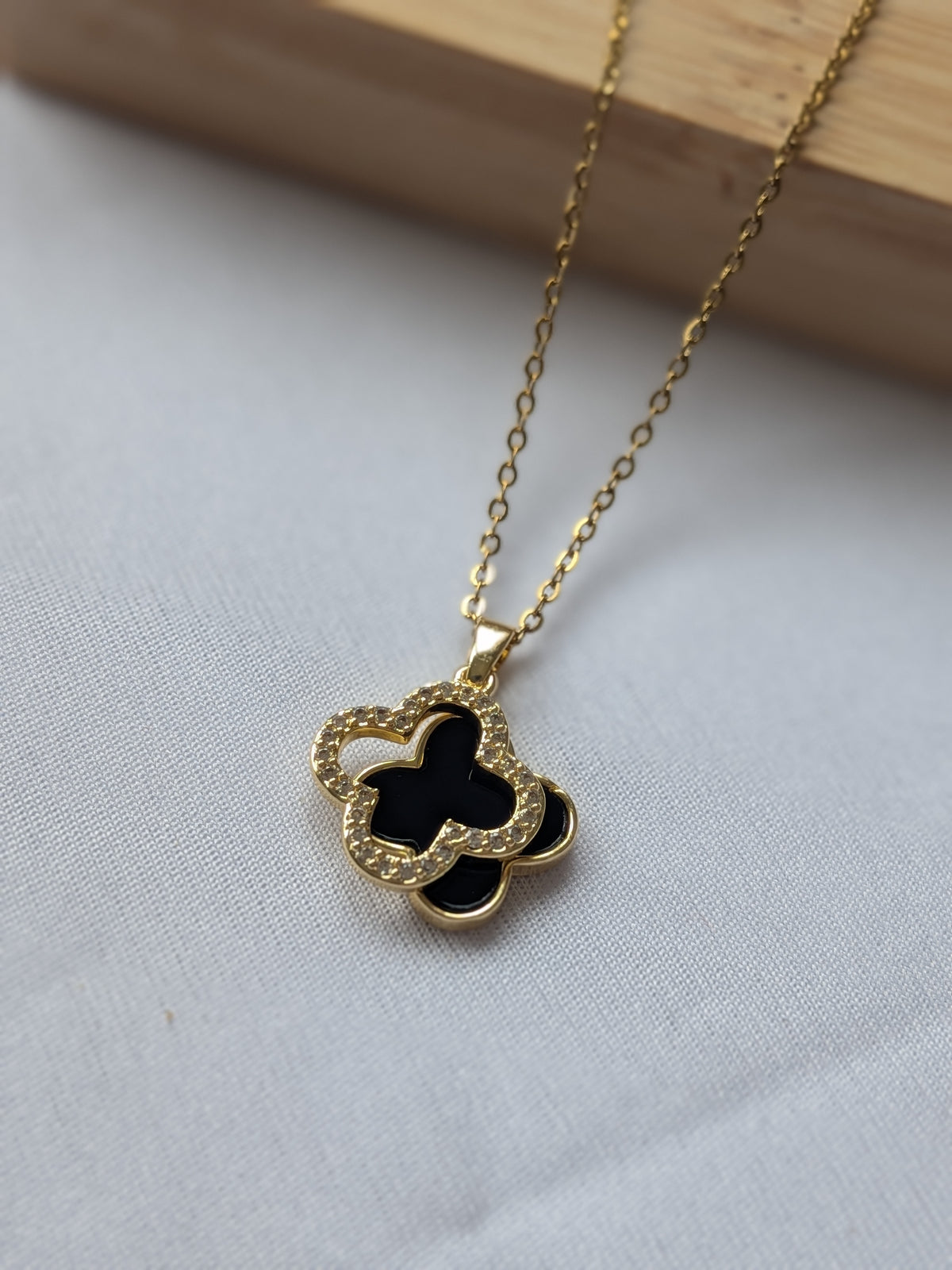 Collier Pendentif Trèfle à Double Face – Élégance et Nacre