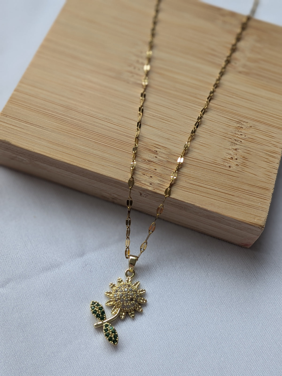 Collier pendantif tournesol - dorée & chic