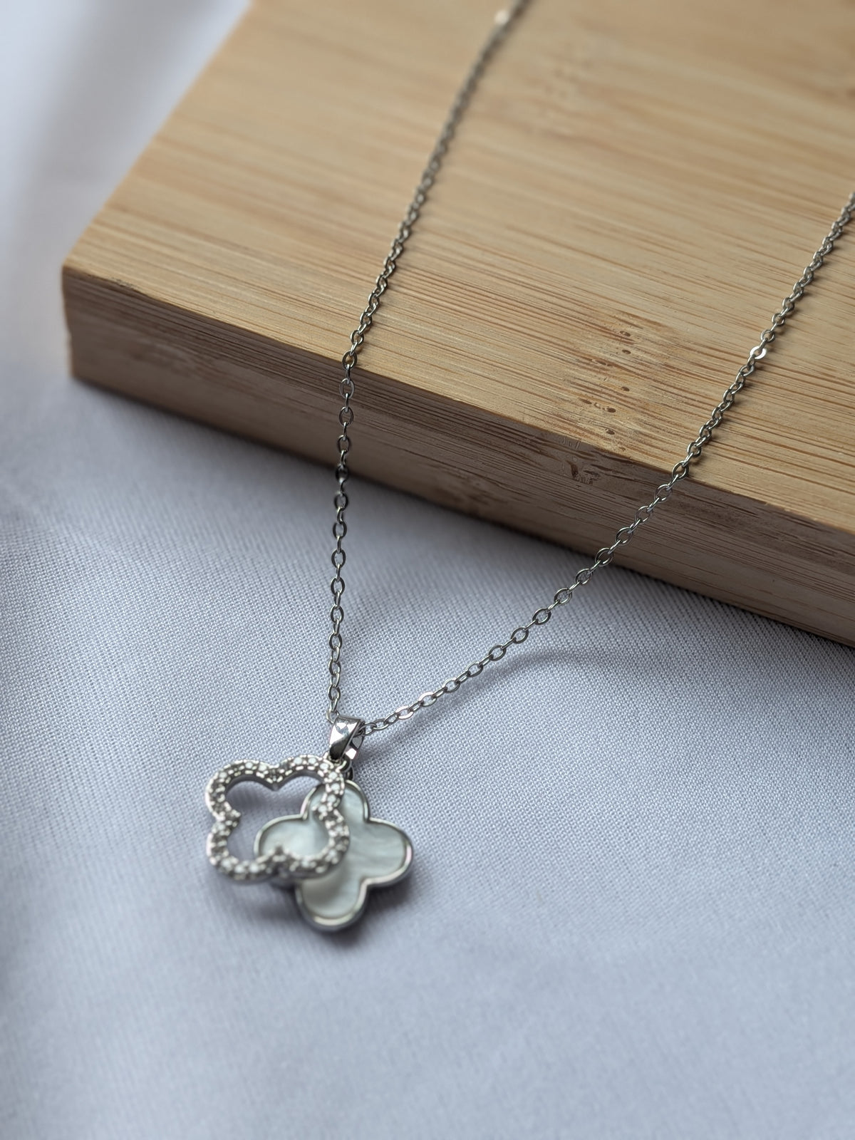 Collier Pendentif Trèfle à Double Face – Élégance