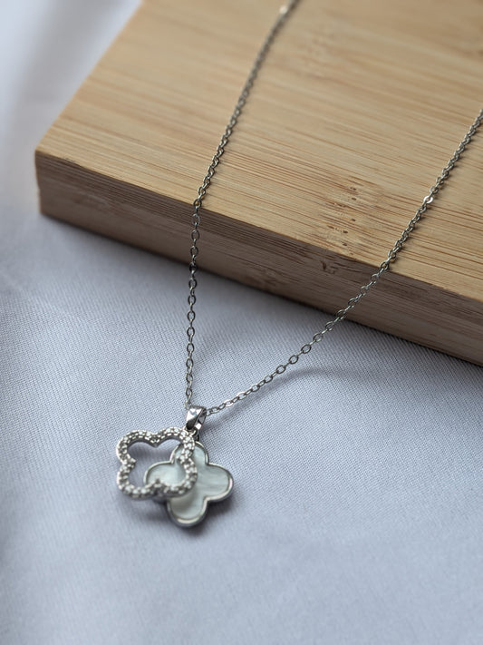 Collier Pendentif Trèfle à Double Face – Élégance