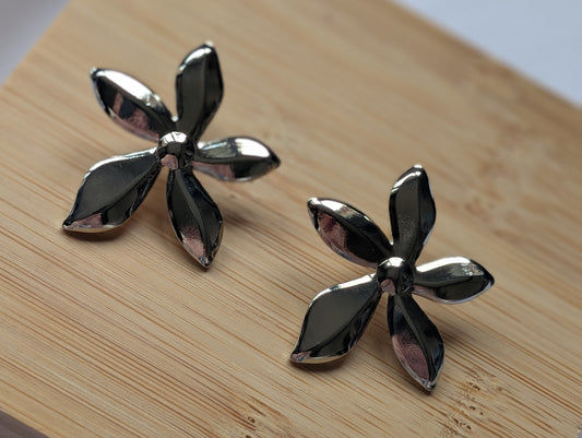 Boucle d'oreille fleur argentée - acier inoxydable