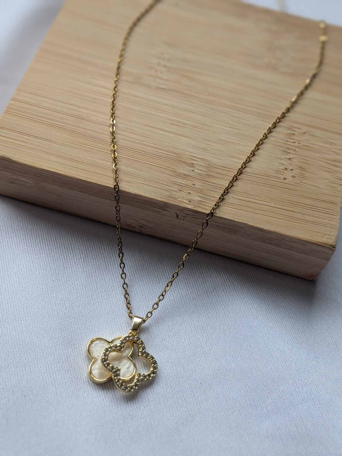 Collier Pendentif Trèfle à Double Face – Élégance