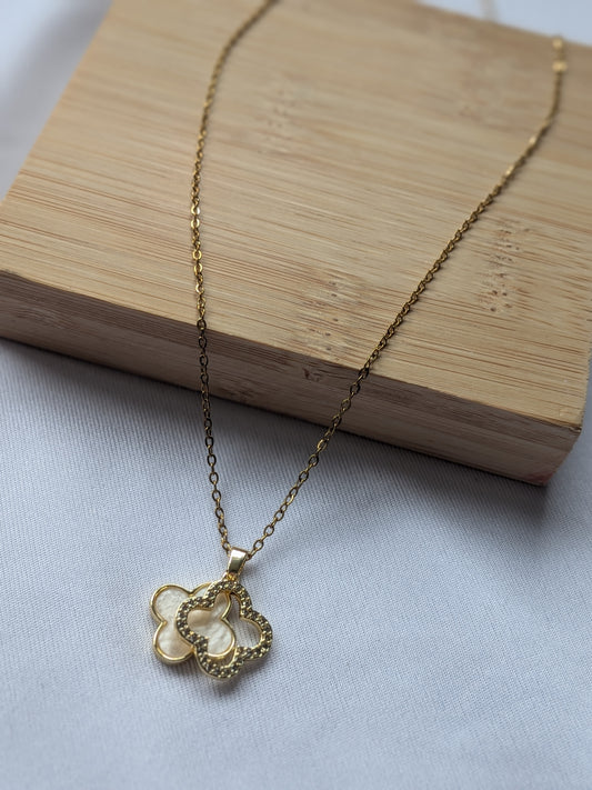 Collier Pendentif Trèfle à Double Face – Élégance