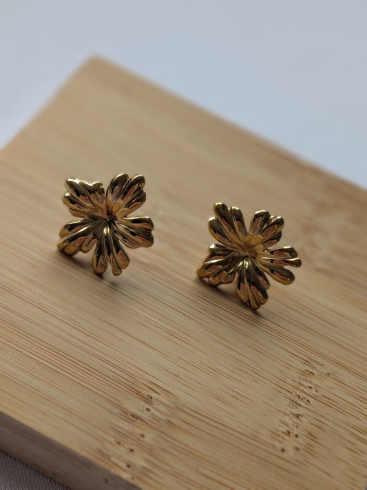 Boucle d'oreille fleur dorée - acier inoxydable