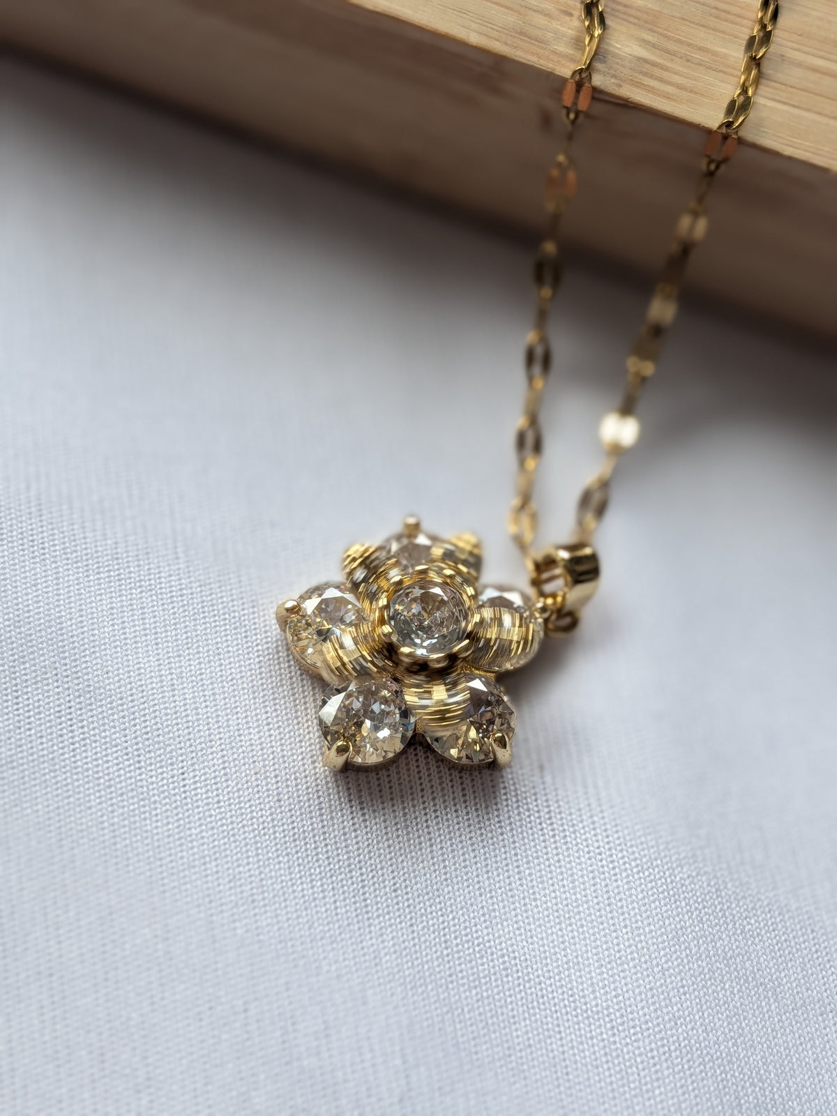 Collier Tournant Fleur — Doré & Strass Blanc
