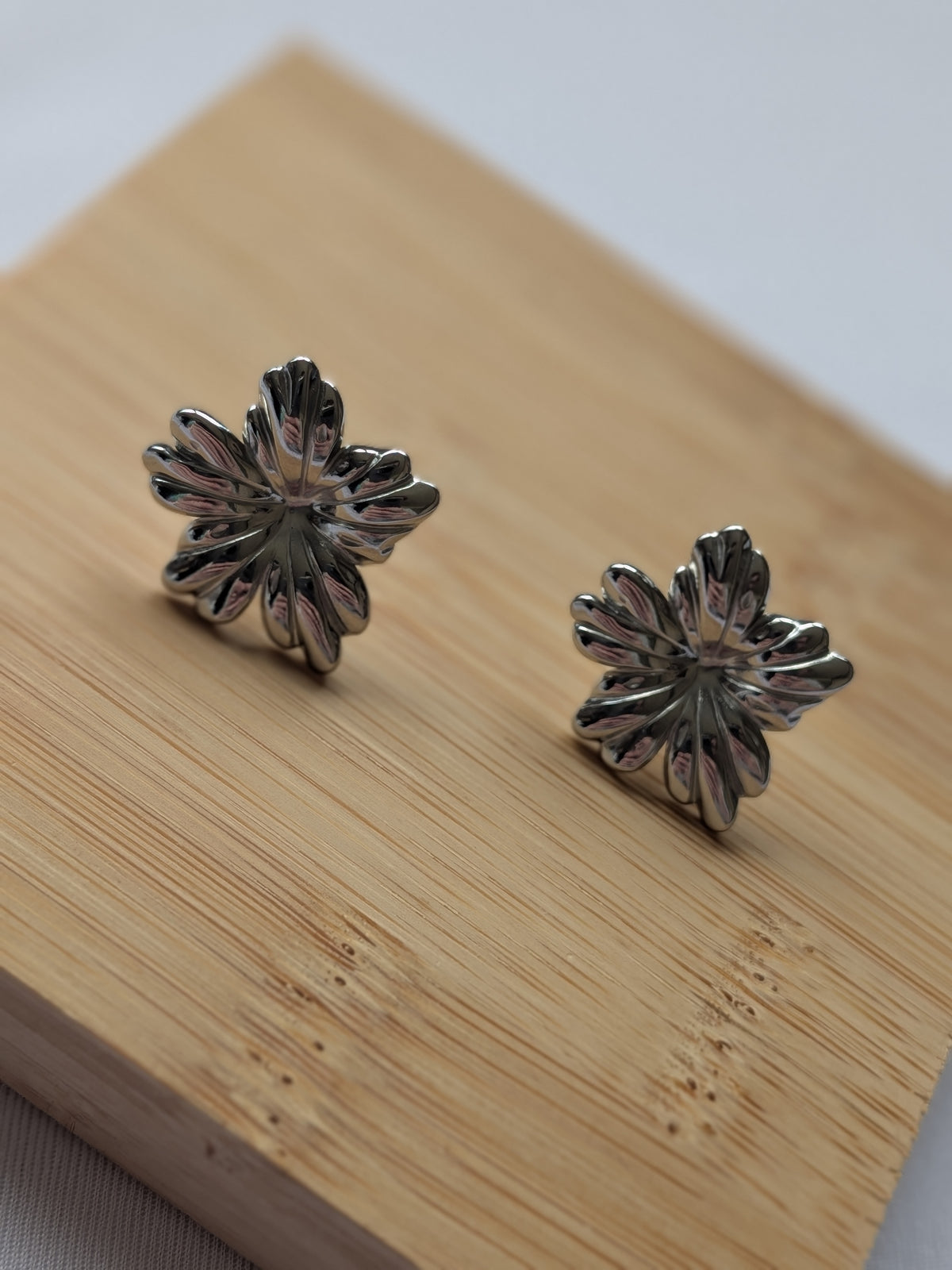 Boucle d'oreille argentée fleur - Acier inoxydable