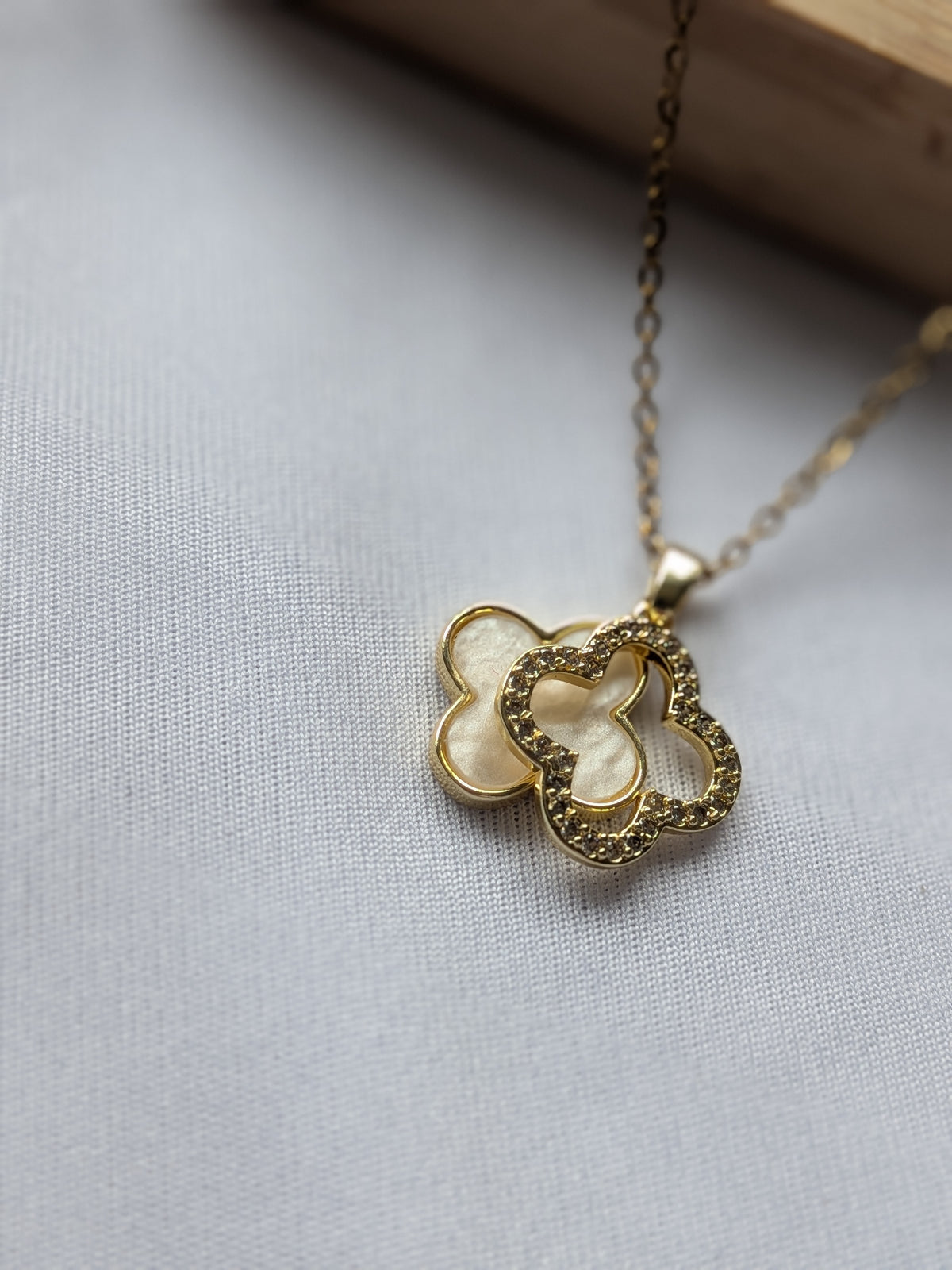Collier Pendentif Trèfle à Double Face – Élégance