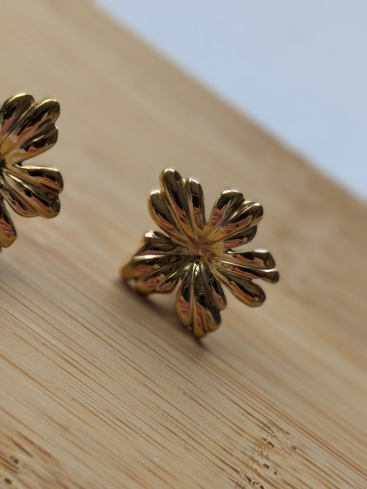 Boucle d'oreille fleur dorée - acier inoxydable