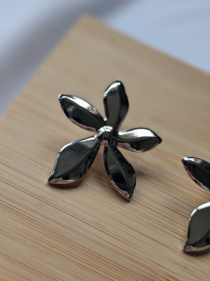 Boucle d'oreille fleur argentée - acier inoxydable