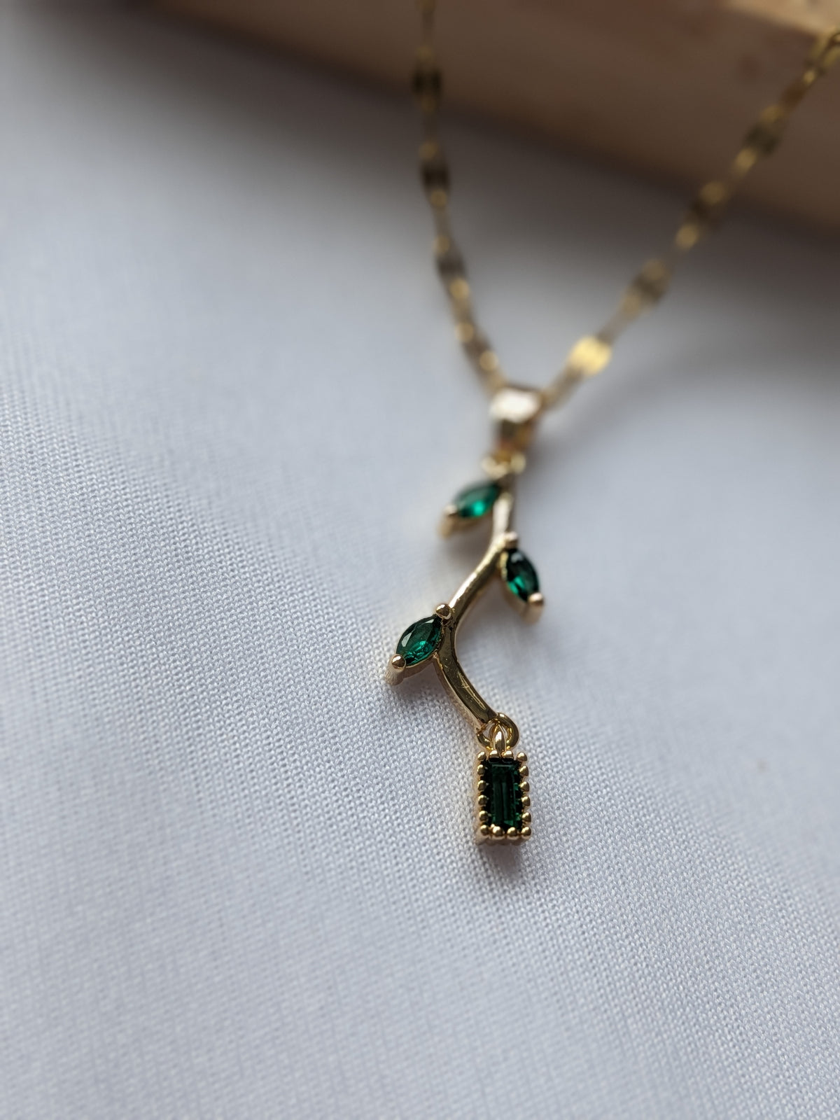 Collier fleur dorée chic en acier inoxydable