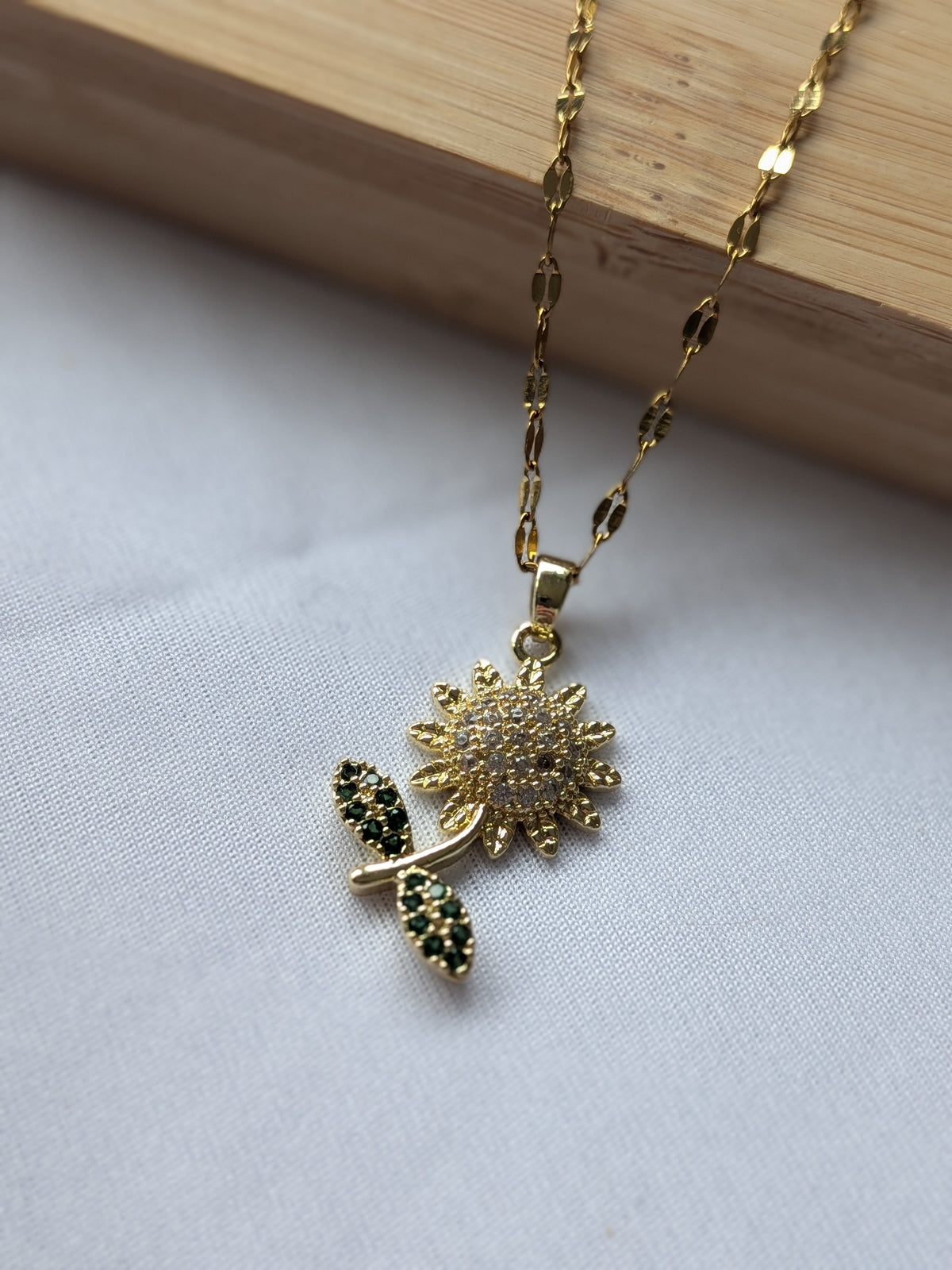 Collier pendantif tournesol - dorée & chic