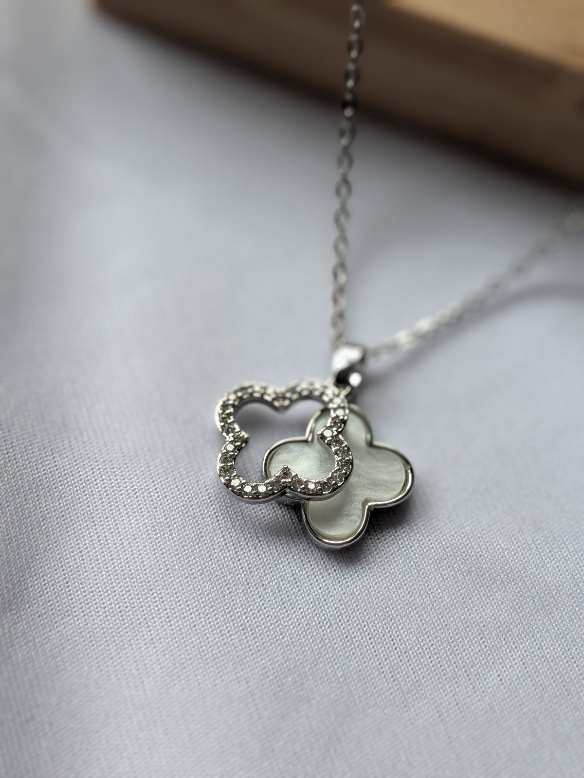 Collier Pendentif Trèfle à Double Face – Élégance